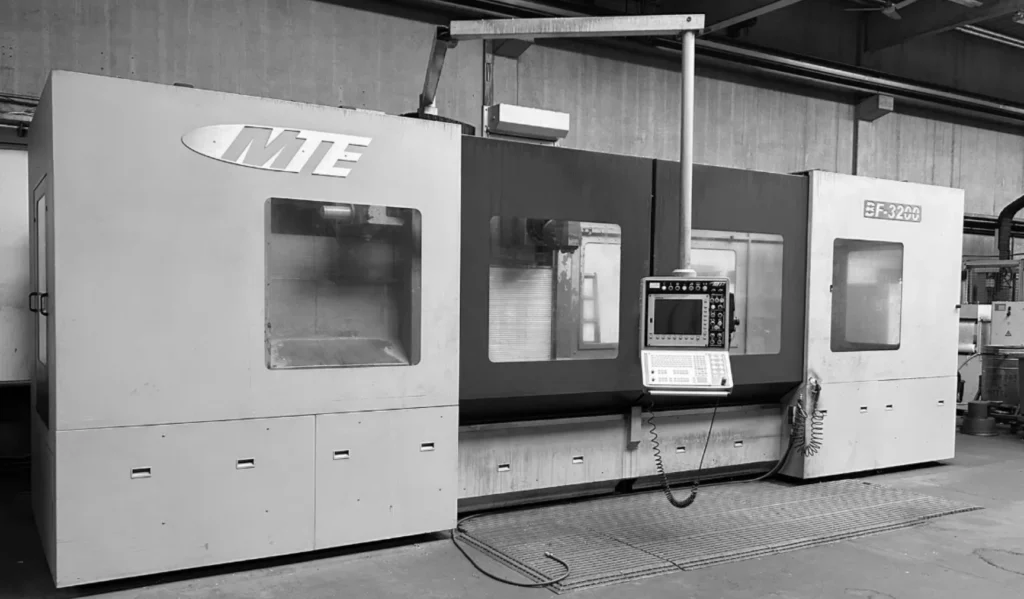 Fresadora de bancada fija MTE BF-3200 vendida en España para mecanizar estructuras de grúas pluma de camión.
